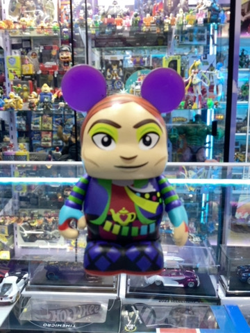 VINYLMATION ALICIA PAIS DE LAS MARAVILLAS MAD T HUNTER POR MARIA CLAPSIS