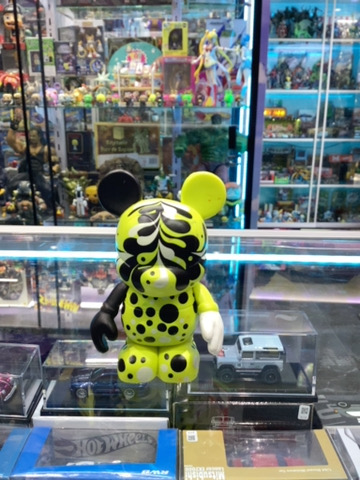 VINYLMATION YELLOW GREEN SPATTERED BLACK POR THOMAS SCOTT