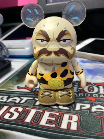 VINYLMATION STRONG MAN POR GERALD MENDEZ