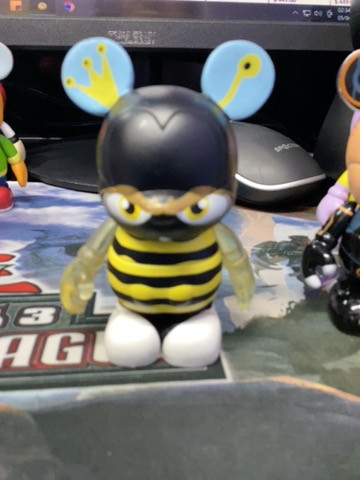 VINYLMATION KILLER BEE POR PAOLA GUTIERREZ