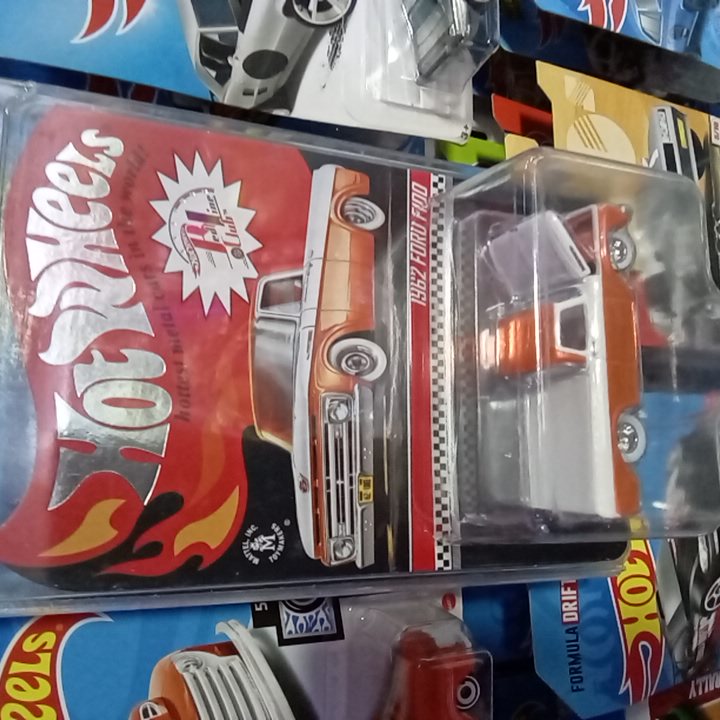 HOT WHEELS HOTTEST METAL CARS IN THE WORLD 1962 FORD FIDO RED LINE CLUB