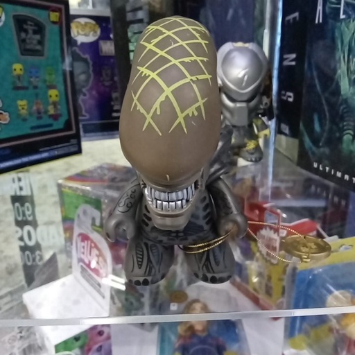 LOOT CRATE EXCLUSIVE ALIEN VS PREDADOR AVP TITAN VINY