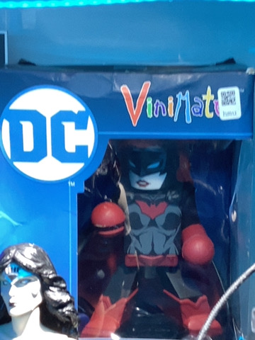 DIAMOND SELECT TOY VINYL FIGURE BATWOMAN