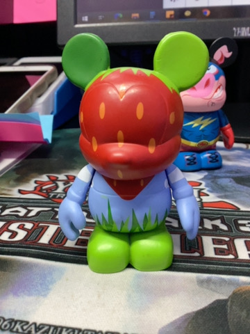 VINYLMATION STRAWBERRY FIELD POR DAN HOWARD