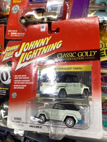 JOHNNY LIGHTNING CLASSIC GOLD VOLKSWAGEN THING 1974