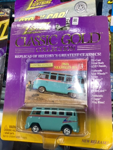 JOHNNY LIGHTNING CLASSIC GOLD VOLKSWAGEN BUS 1960